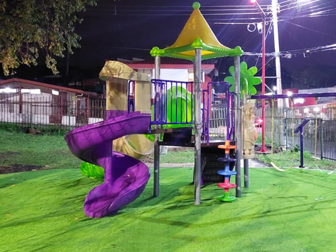 Playground y cesped Parque el Invu Muni Barva 2