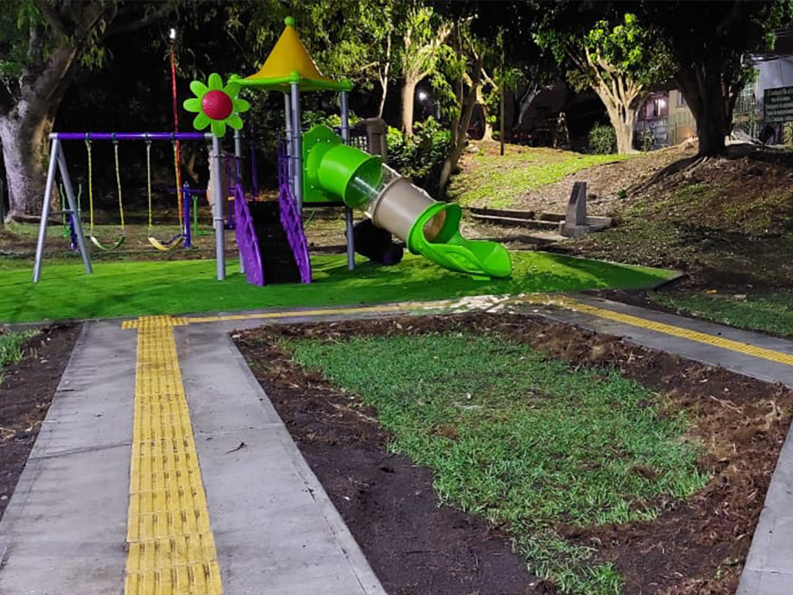 Playground y cesped Parque el Invu Muni Barva 3